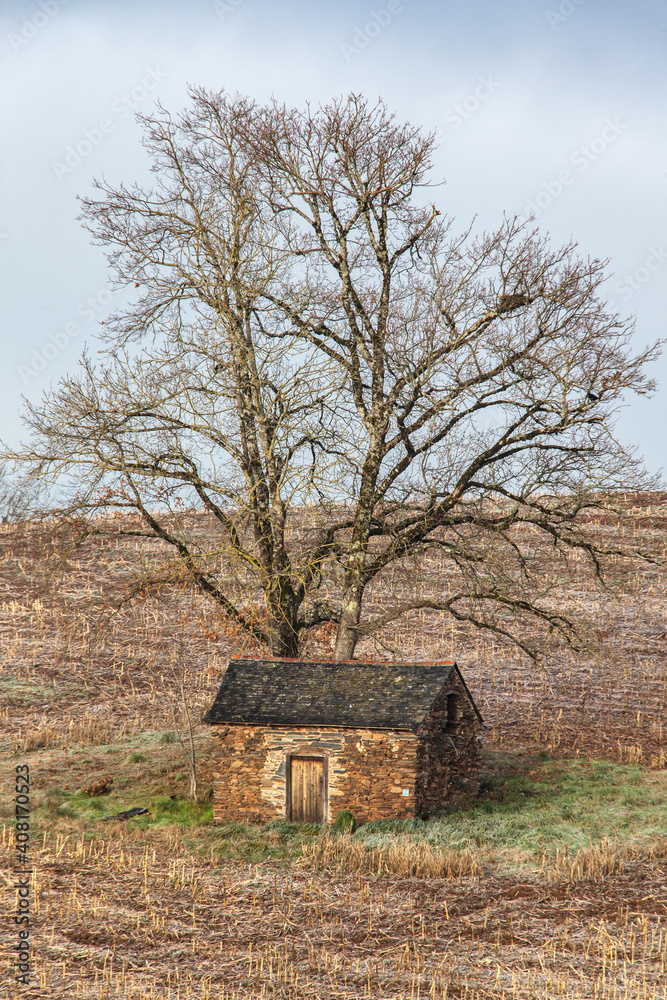 Voutezac (Corrèze, France) - Vue hivernale d'une cabane dans un champ Voutezac (Corrèze, France) - Vue hivernale d'une cabane dans un champ