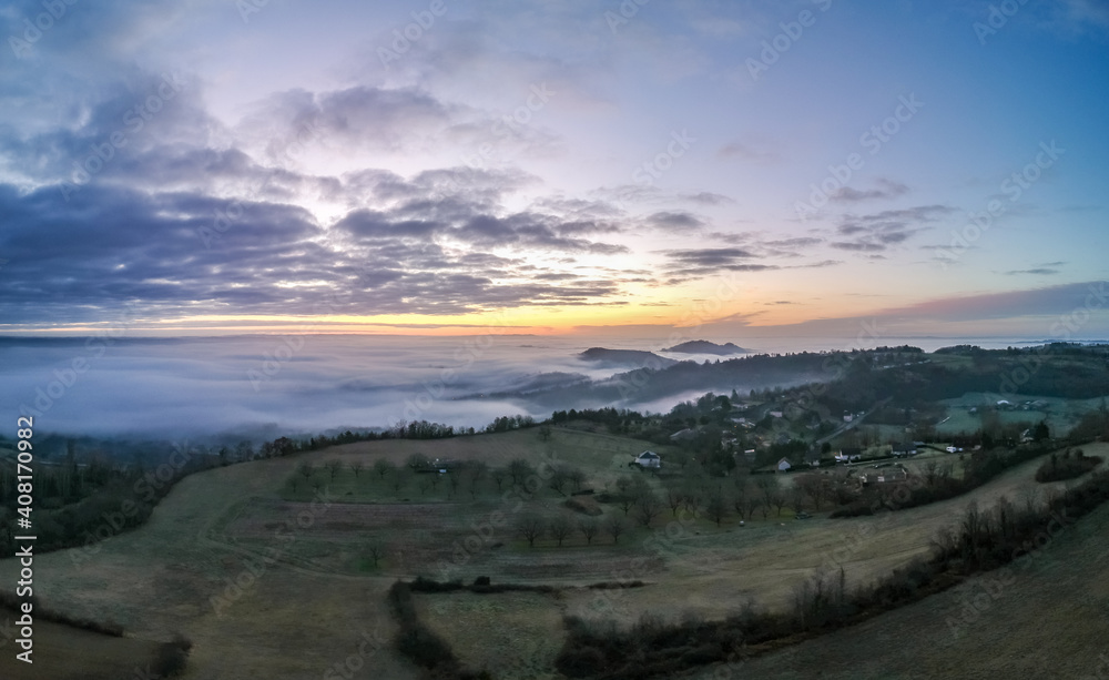 Obraz premium Ayen (Corrèze, France) - Vue panoramique aérienne du lever de soleil depuis le Puy d'Ayen