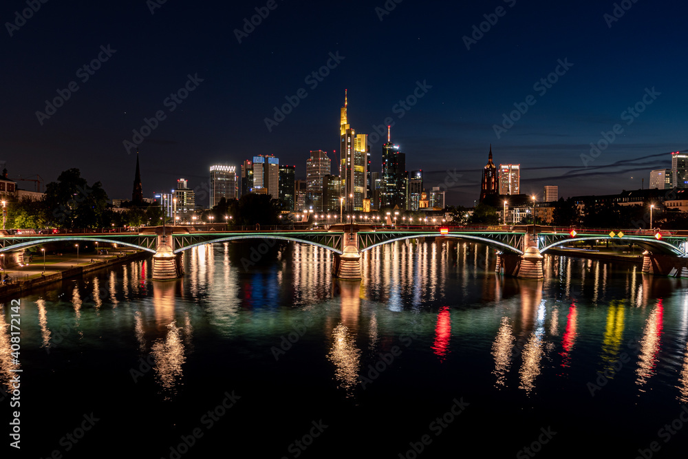 Frankfurt Skyline am Abend mit Flussn und Brücke