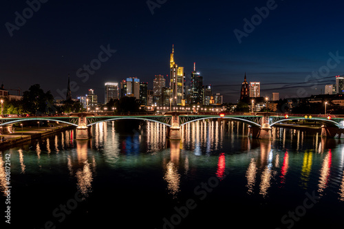 Frankfurt Skyline am Abend mit Flussn und Brücke