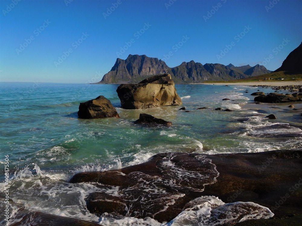 Plage et cote rocheuse dans les iles Lofoten en Norvège