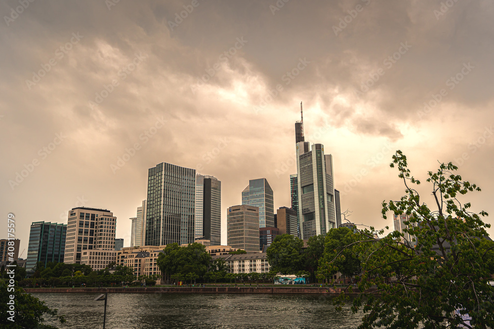 Frankfurt Skyline mit spannendem Himmel