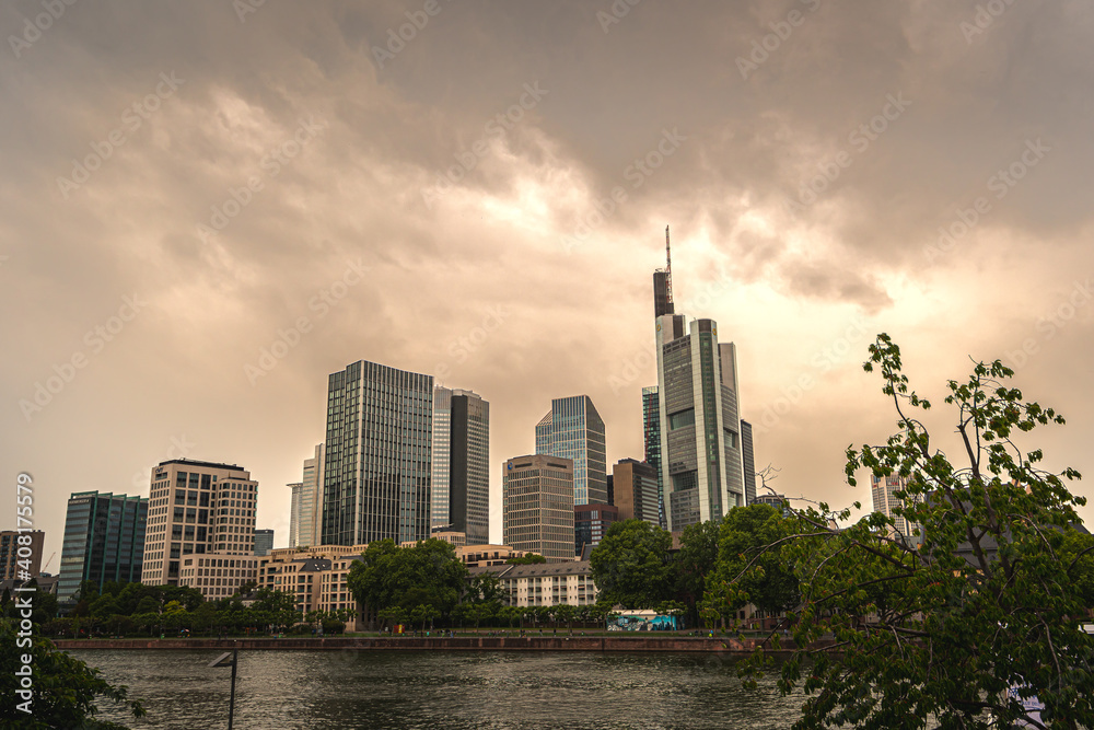 Frankfurt Skyline mit spannendem Himmel Frankfurt Skyline mit spannendem Himmel