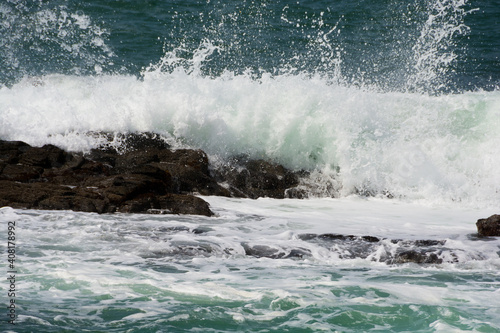 岩に当たって砕ける波 