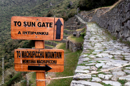 Camino Inca. Machu Picchu en Perú. Letrero señalando el camino hacia la ciudad Imperial.  Dic.2020