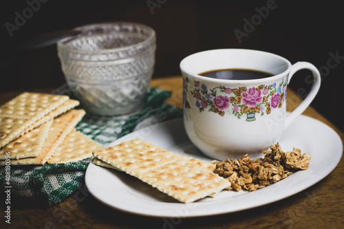 Taza de Café con Galletas saladas. Con Azúcar. Taza clásica de café.
