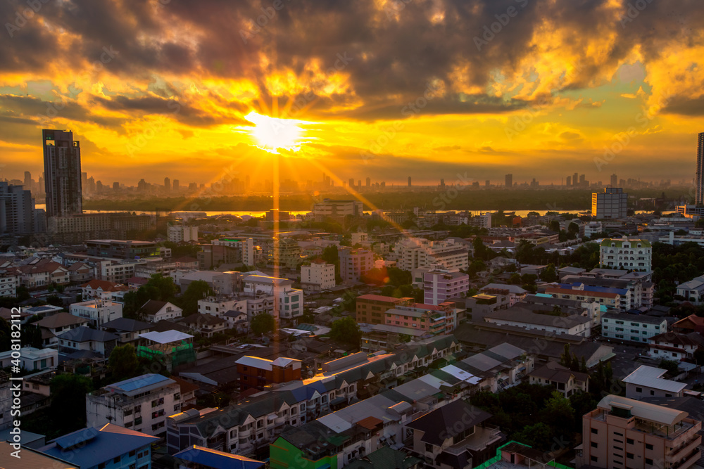 Obraz premium The high angle background of the city view with the secret light of the evening, blurring of night lights, showing the distribution of condominiums, dense homes in the capital community