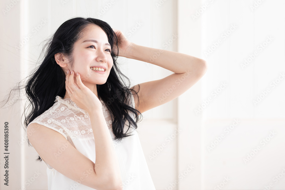 髪の毛をなびかせる女性
髪の毛をなびかせる女性
