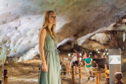 Quadro su tela Woman tourist in Hang Sung Sot Grotto Cave of Surprises, Halong Bay, Vietnam