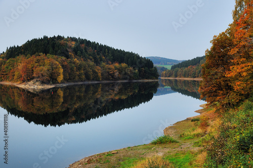 Fototapeta Naklejka Na Ścianę i Meble -  Biggetalsperre in autumn