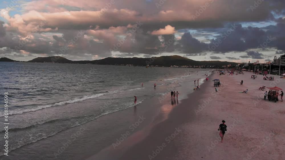 FIM DE TARDE ÉPICO NA PRAIA CRIANÇA CORRENDO ATÉ O MAR ENERGIA