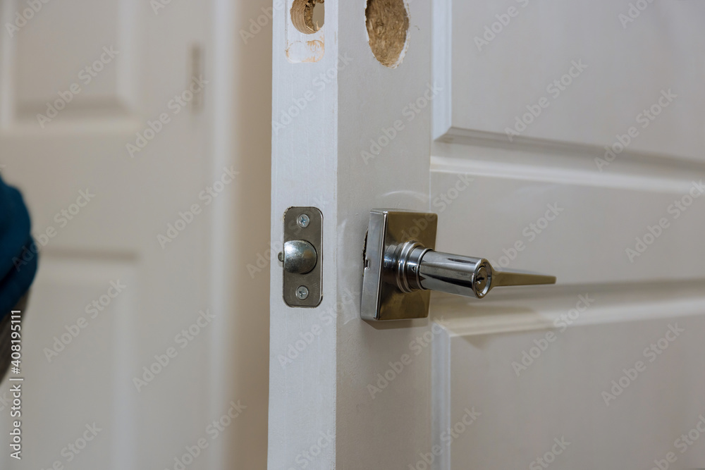 Installing the door lock in the new door locker Installing the door lock in the new door locker