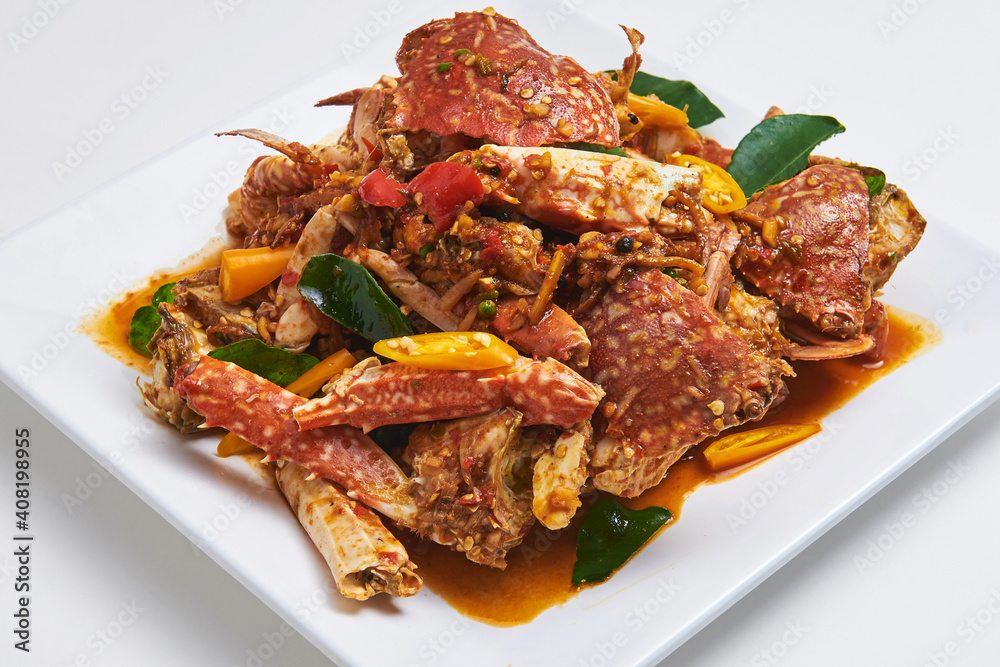 Stir-fried curry paste and fresh crab is spicy and delicious.