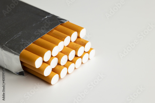 Cigarettes put together several cigarettes in a cigarette pack.
