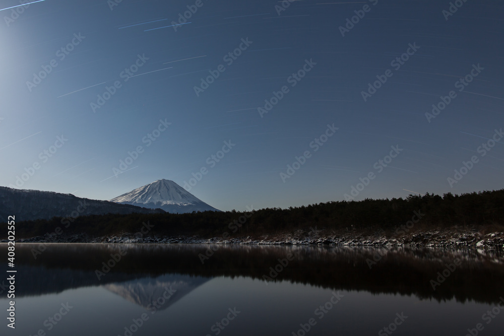 湖面に映る夜明けの富士