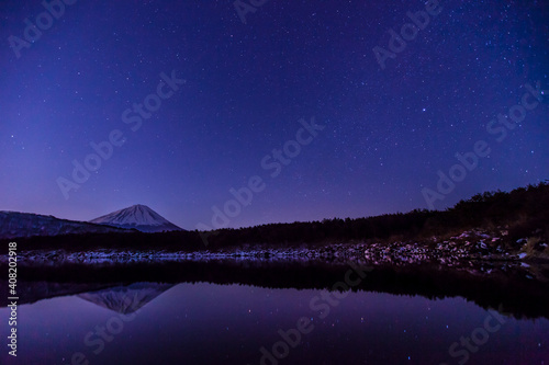富士山と湖面にうつる星空 © Kozue Inada
