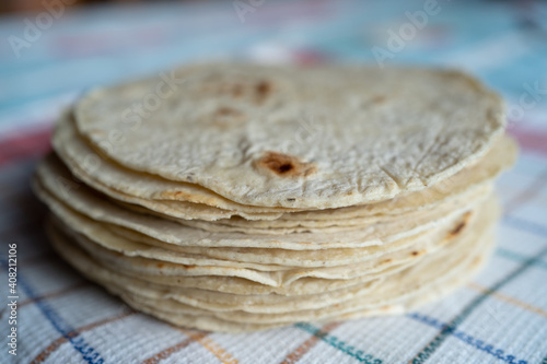Un kilo de tortilas de maíz.  photo
