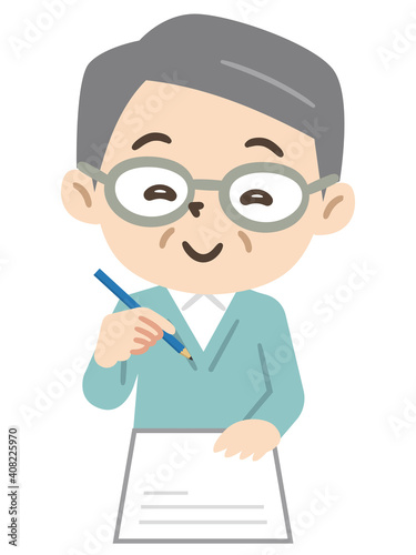 書類を書くシニア男性