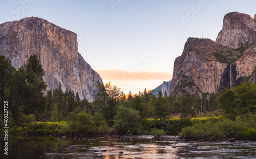 Golden hour overlooking Yosemite Valley 