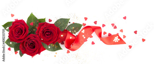 Fototapeta Naklejka Na Ścianę i Meble -  Red rose flowers and hearts on white