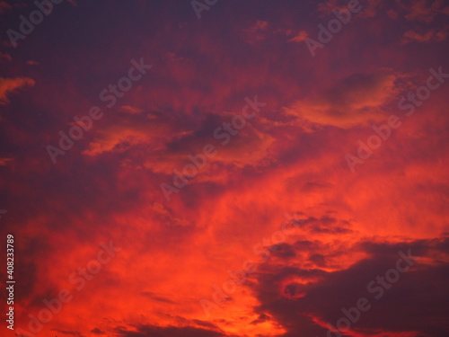 赤く染まった夕焼け雲