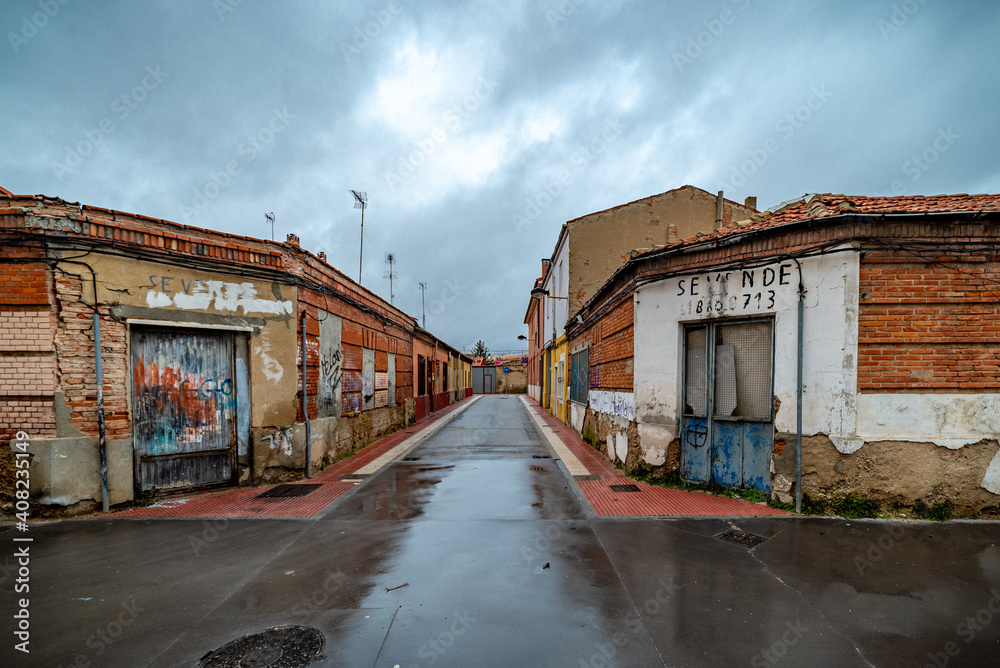 casas pobres abandonadas y en ruinas en barrios humildes