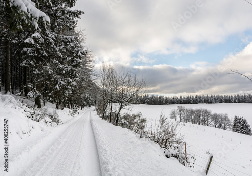 Ferien Urlaub in der Eifel: viel Spaß im Winter bei Wanderungen im Schnee © waltraut4