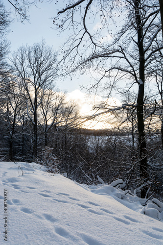 Ferien Urlaub in der Eifel: viel Spaß im Winter bei Wanderungen im Schnee © waltraut4