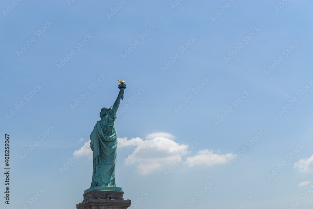 Fototapeta premium Looking at the symbol of New York, the Statue of Liberty