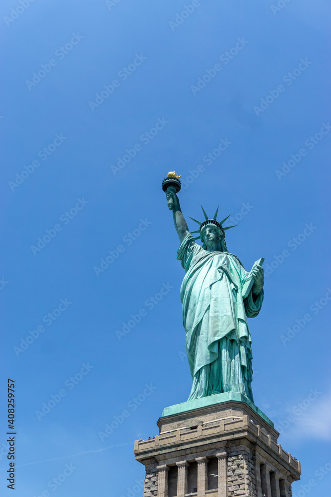 Fototapeta premium Looking at the symbol of New York, the Statue of Liberty