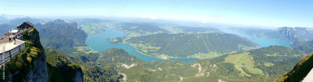 Panoramablick vom Gipfel der Schafbergspitze über Mondsee und Attersee, Salzkammergut, Österreich