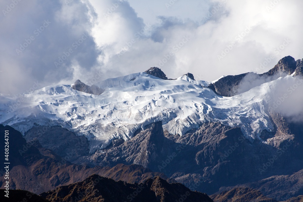 Obraz premium Glacial mountain view from Choquequirao trekking trail