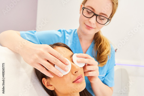 Kosmetikerin bei professioneller Hautreinigung