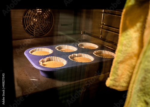 bandeja para muffins en el horno.