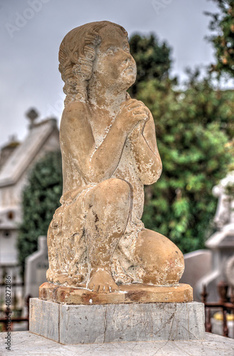 Statue d'enfant dans le cimetière marin de Sète, France