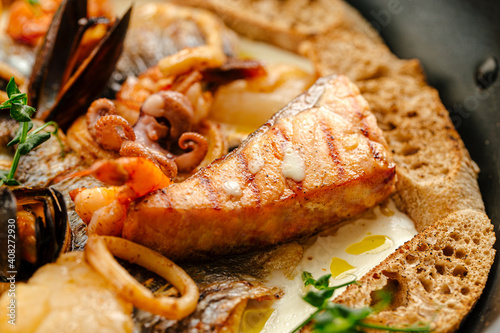 Φωτογραφία Closeup on seafood saute mix with cream sauce and herbs