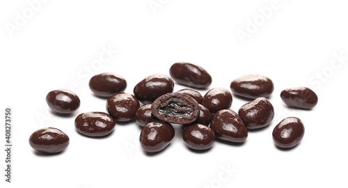 Billede på lærred Chocolate coated raisins pile isolated on white background
