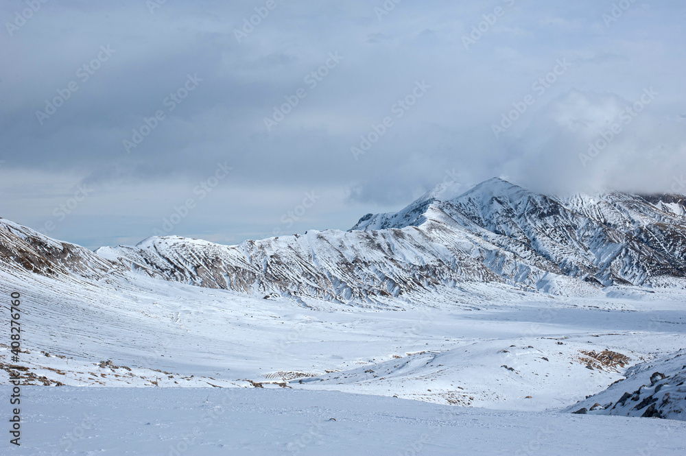 Fototapeta premium Montagne innevate Appennino, Campo Imperatore
