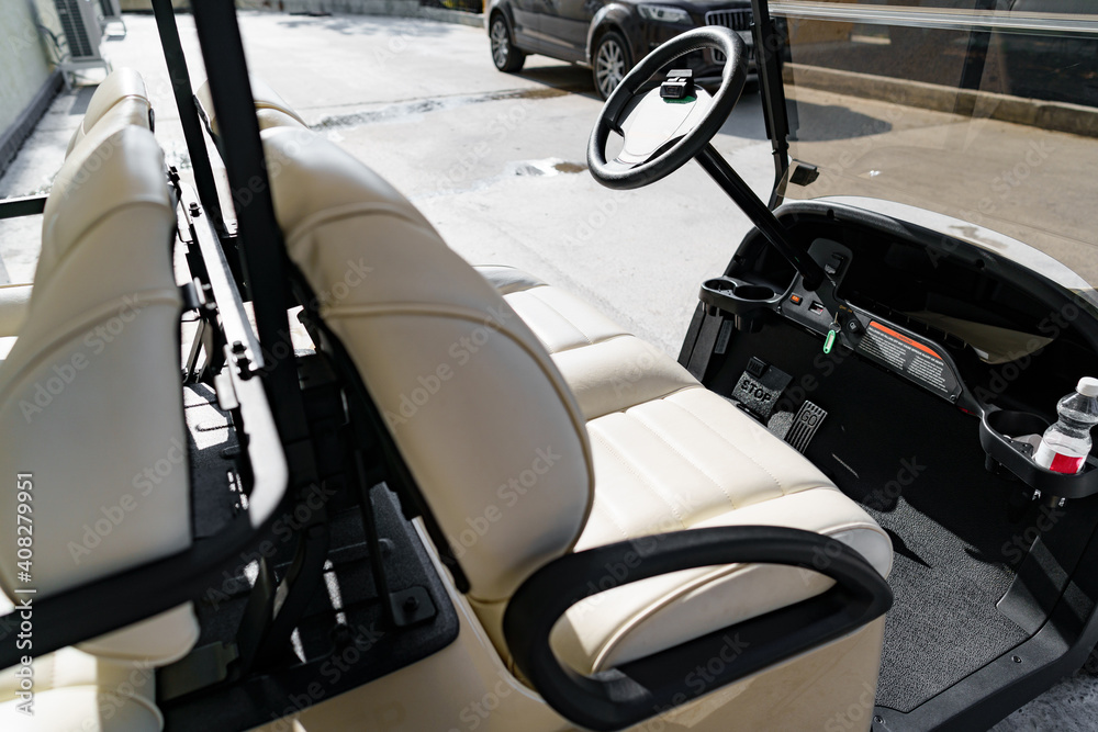 Obraz premium Electric golf car parked near hotel building