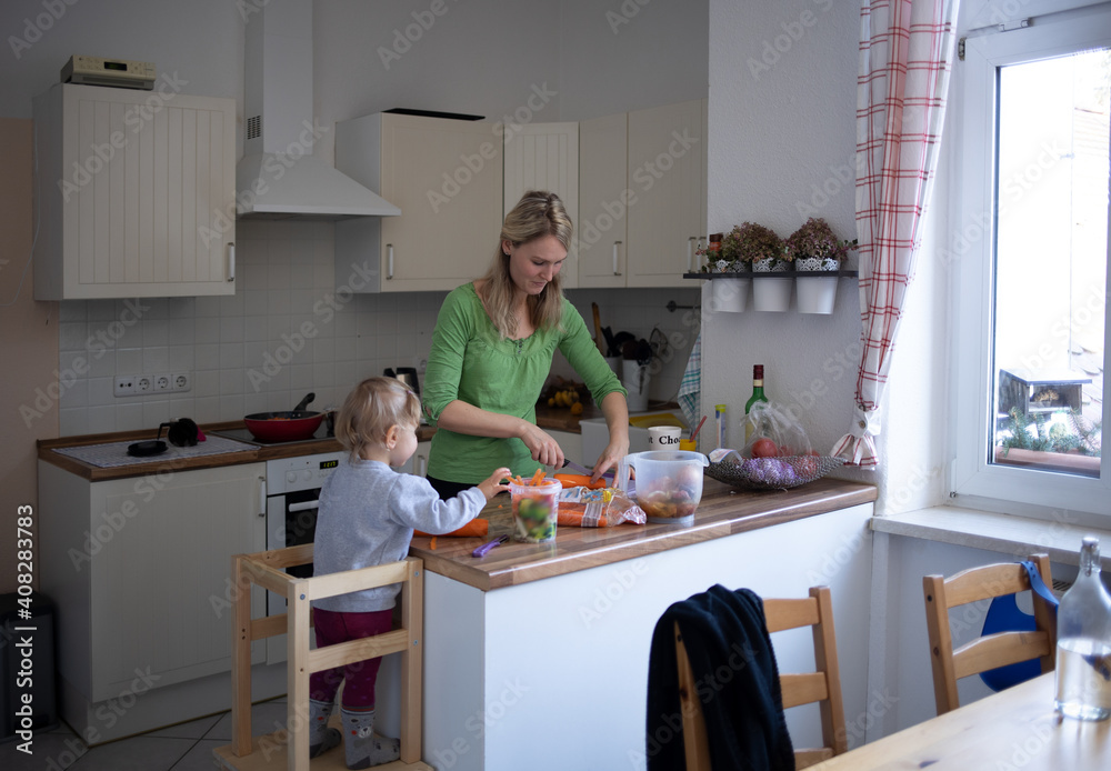 Mutter und Tochter kochen und bereiten zusammen das Essen vor Mutter und Tochter kochen und bereiten zusammen das Essen vor