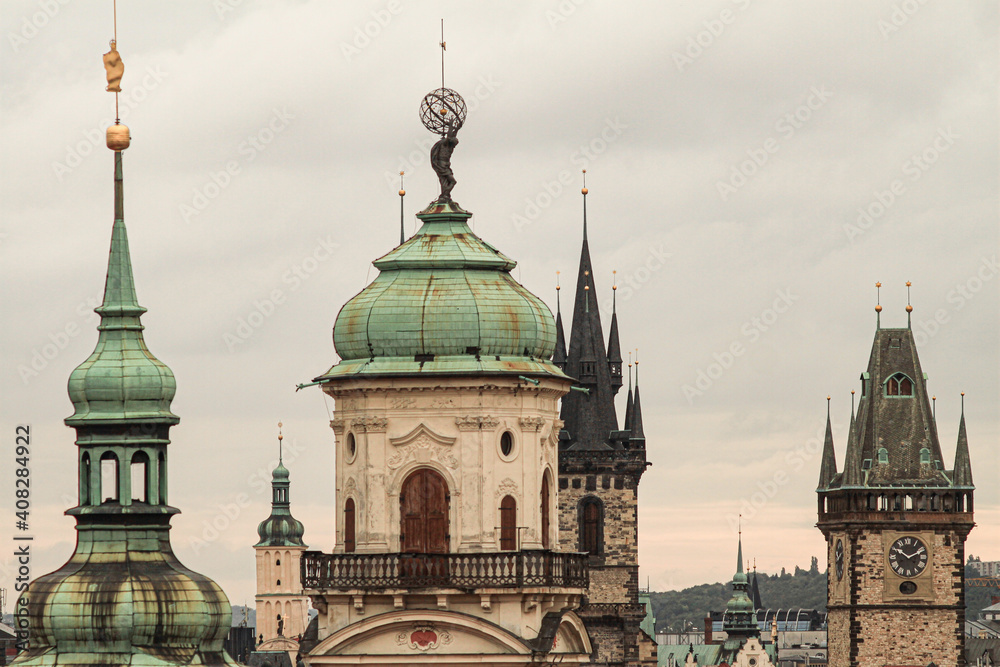 Goldene Stadt Prag; Türme der Altstadt: Klementinum, Teynkirche und Rathaus
