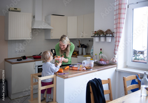 Mutter und Tochter kochen und bereiten zusammen das Essen vor