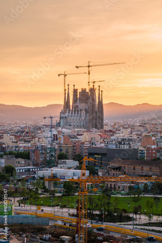 Picture of the Sagrada Familia of Barcelona captured form far away. © Maxim Morales