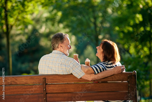 Obraz na plátně Happy retired couple eating ice-cream and laughing
