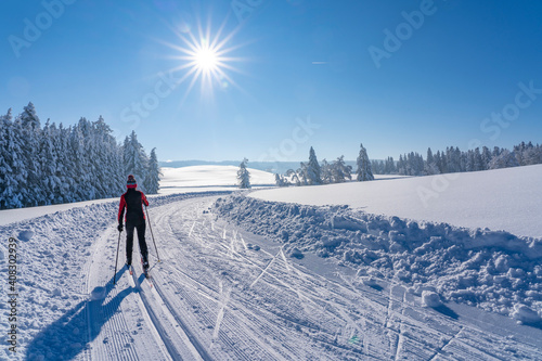 Foto beautiful active senior woman cross-country skiing in fresh fallen powder snow i