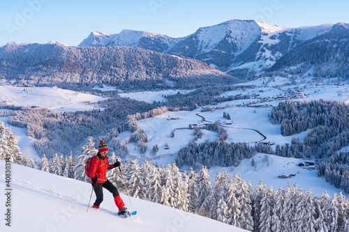 Foto nice active senior woman snowshoeing in the Allgaeu Alps near Oberstaufen with v