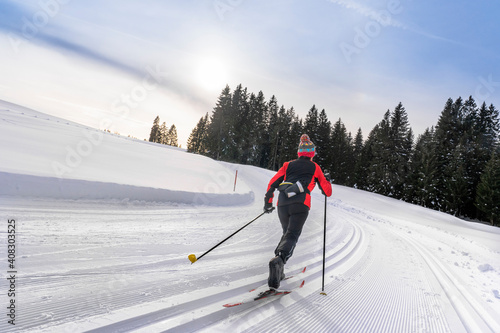 Foto beautiful active senior woman cross-country skiing in fresh fallen powder snow i