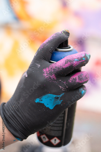 Graffiti Künstler Aktiv beim sprühen eines Kunstwerk.