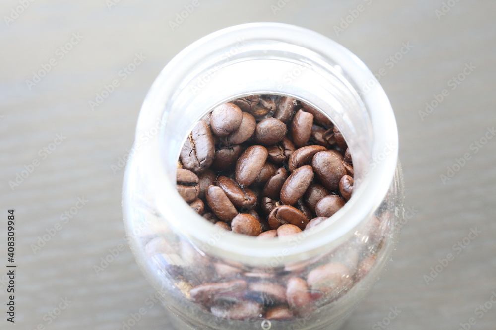 瓶に入ったコーヒー豆 瓶に入ったコーヒー豆