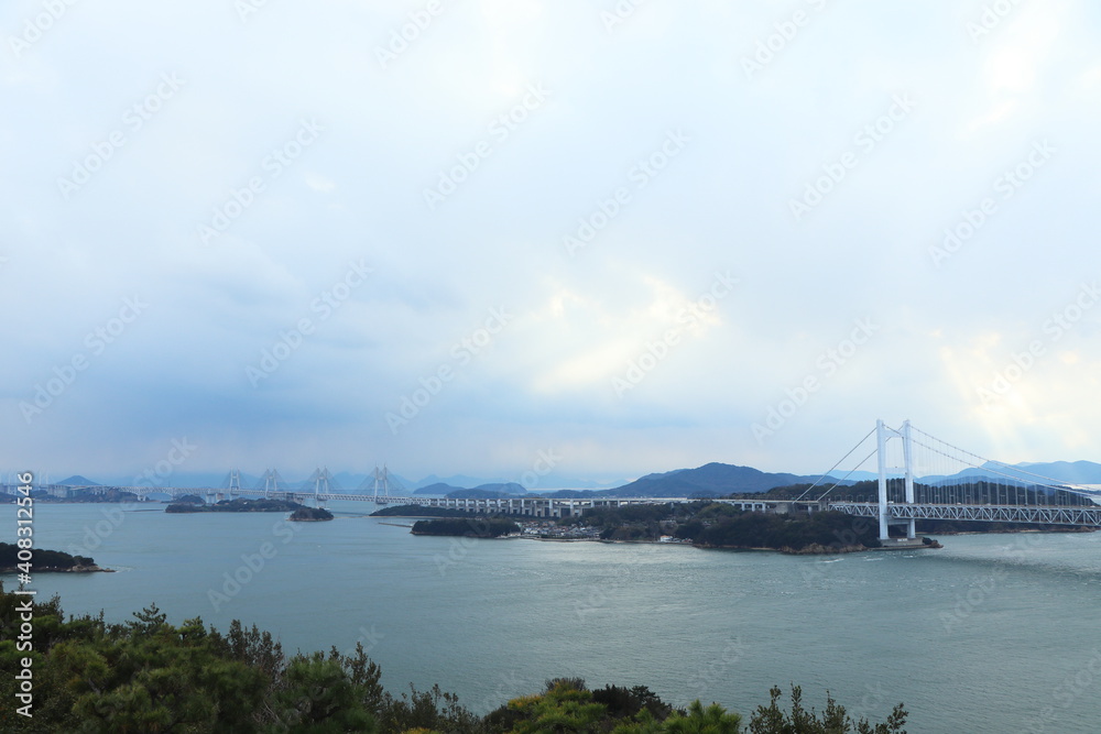日本の岡山にある鷲羽山展望帯から撮影した瀬戸内海と瀬戸大橋と背景の光芒